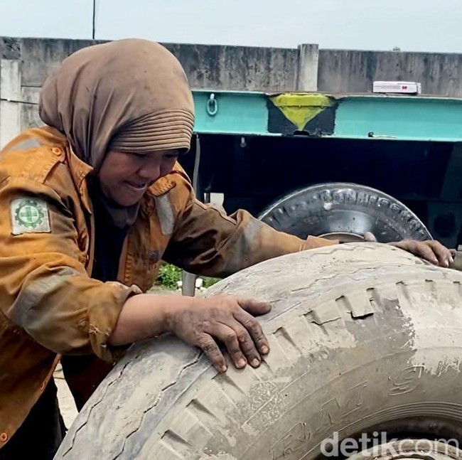 Potret Ketangguhan Ibu Aisyah yang Bekerja Menambal Ban Truk