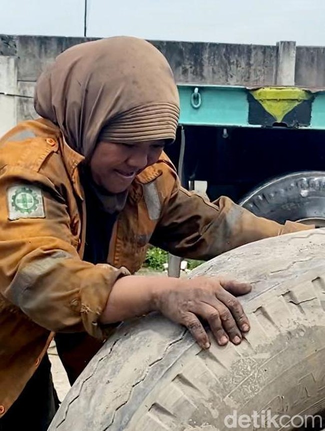 Potret Ketangguhan Ibu Aisyah yang Bekerja Menambal Ban Truk