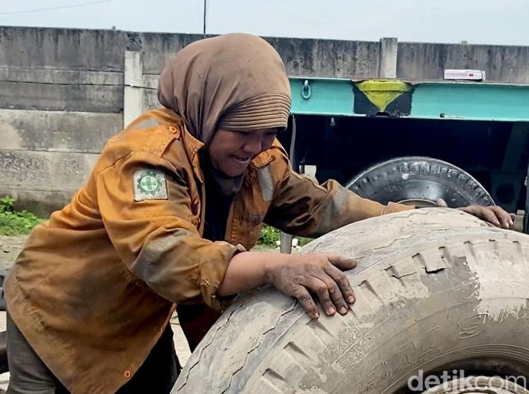 Potret Ketangguhan Ibu Aisyah yang Bekerja Menambal Ban Truk
