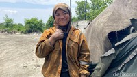 Aisyah bukan sekadar menambal ban. Ia menambal hidup, menambal harapan, dan menambal semangat banyak orang yang diam-diam belajar darinya. Bahwa perempuan pun berhak kuat dalam semua peran.