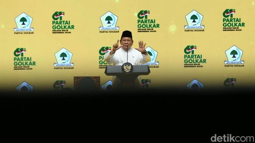 Presiden RI Prabowo Subianto memberikan sambutan dalam acara Puncak HUT Golkar ke 61 di Jakarta, Jumat (5/12/2025).