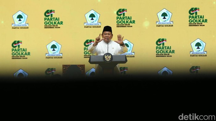 Presiden RI Prabowo Subianto memberikan sambutan dalam acara Puncak HUT Golkar ke 61 di Jakarta, Jumat (5/12/2025).