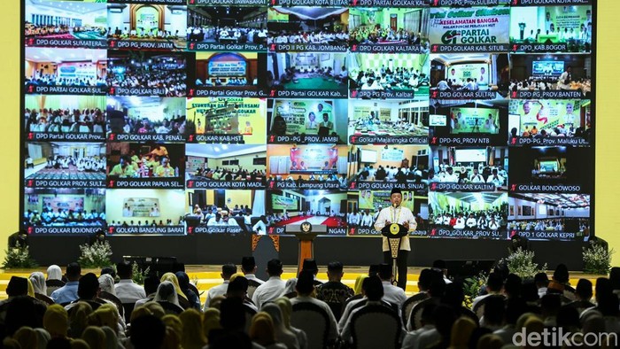 Presiden RI Prabowo Subianto memberikan sambutan dalam acara Puncak HUT Golkar ke 61 di Jakarta, Jumat (5/12/2025).