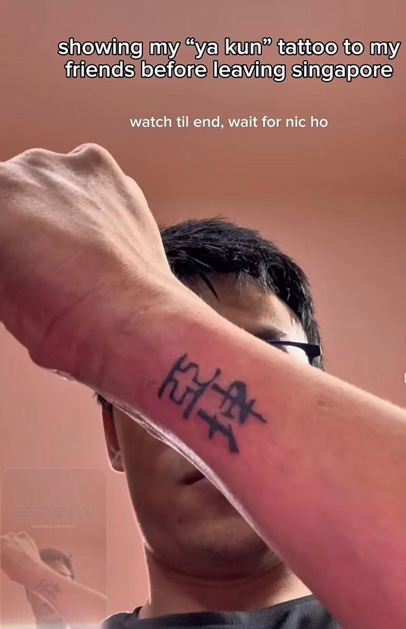 Pria Ini Nekat Tato Logo Kedai Sarapan Favoritnya di Singapura Pria Ini Nekat Tato Logo Kedai Sarapan Favoritnya di Singapura