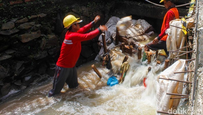 Pekerjaan crossing saluran dan pengembangan sistem drainase mulai dikerjakan di Kawasan Munjul, Jakarta Timur, Jumat (5/12/2025). Proyek ini ditargetkan mengurangi banjir yang kerap terjadi saat hujan deras melanda wilayah tersebut.