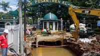 Pekerjaan crossing saluran dan pengembangan sistem drainase mulai dikerjakan di Kawasan Munjul, Jakarta Timur, Jumat (5/12/2025). Proyek ini ditargetkan mengurangi banjir yang kerap terjadi saat hujan deras melanda wilayah tersebut.