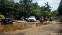 Saluran air lama tidak mampu menampung debit air yang tinggi, sehingga genangan mudah terjadi dan mengganggu aktivitas warga maupun mobilitas kendaraan.