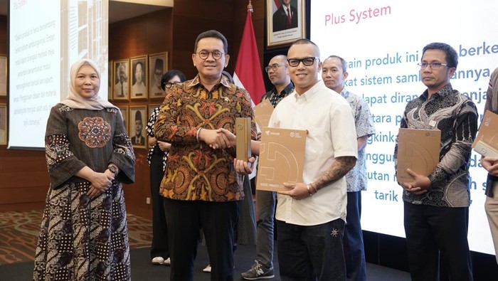 Puji Desain UMKM Naik Kelas, Mendag Serahkan Penghargaan GDI ke 51 Produk