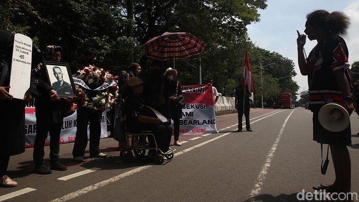 Sejumlah warga Putra-putri Pejuang 45 melakukan aksi unjuk rasa di Jl Medan Merdeka Selatan,Jakarta, Jumat (5/12/2025). Mereka menolak penggusuran rumah yang sudah ditempati selama puluhan tahun oleh putra-putri pejuang kemerdekaan 1945 di rumah ksatrian Berlan, Jakarta Timur. Dalam aksinya mereka membawa foto keluarga, sertifikat gelar pahlawan, karangan bunga, batu nisan hingga spanduk tuntutan. Aksi berlangsung tertib.