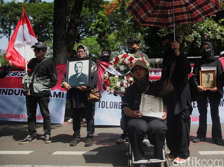 Putra-Putri Pejuang 45 Gelar Aksi Tolak Penggusuran Rumah Ksatrian Berlan