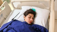 Raffi Ahmad juga meminta doa terbaik bagi kesehatan adiknya. Syukur Alhamdulillah, tindakan medis berjalan baik. Get well soon adikku @nissyaa , sehatmu adalah doa kami, tutur Raffi ahmad. Foto: dok instagram Raffi Ahmad dan Amy Qanita