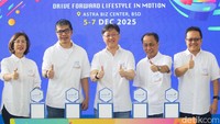 Wakil Presiden Direktur PT Astra Rudy Chen (Tengah) bersama pimpinan PT Astra lainnya saat membuka acara.