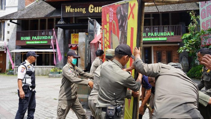 9 Reklame Ilegal di Puncak Bogor Dibongkar