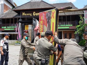 9 Reklame Ilegal di Puncak Bogor Dibongkar