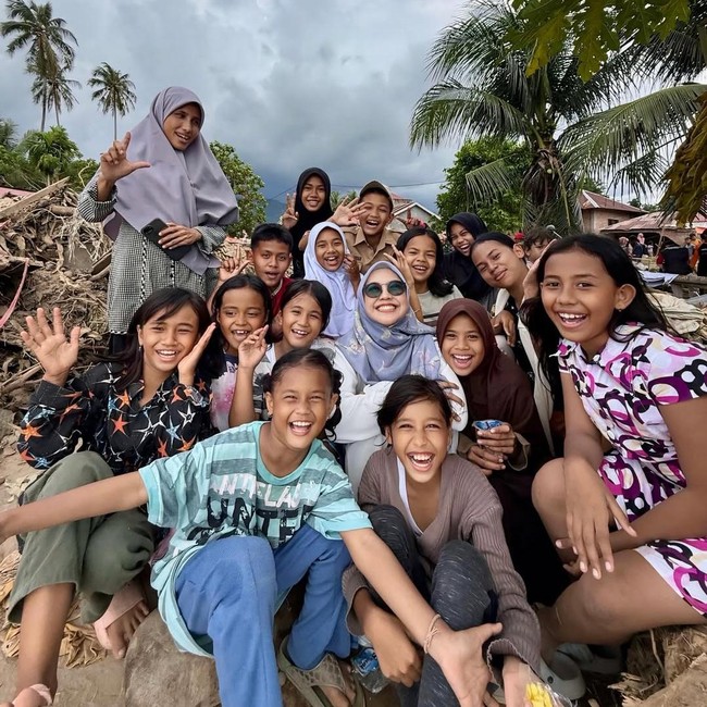Ria Ricis Bantu Anak Pengungsian Korban Longsor Sumatera Tersenyum Lagi
