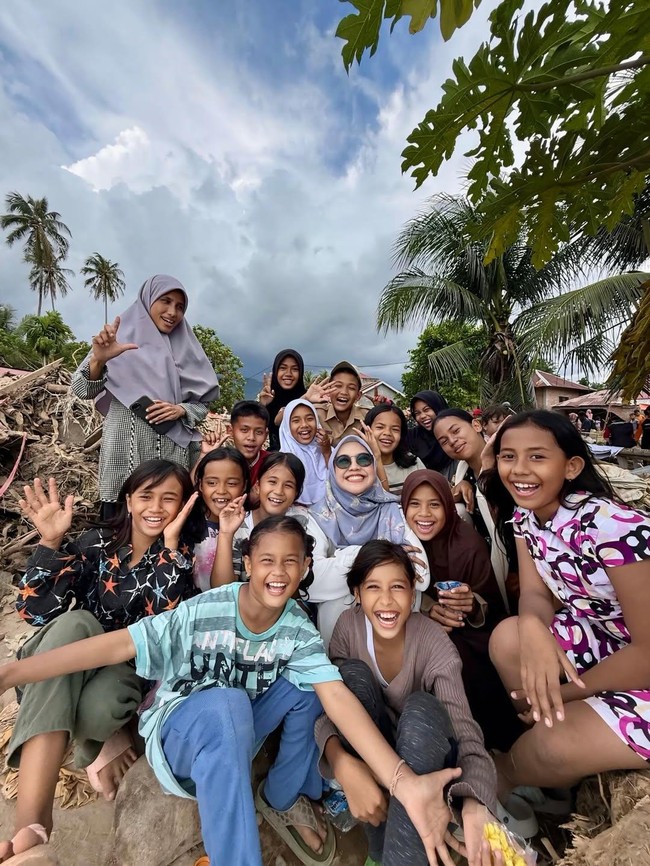 Ria Ricis Bantu Anak Pengungsian Korban Longsor Sumatera Tersenyum Lagi