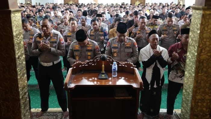 Ribuan Personel Polda Jatim Salat Gaib untuk Korban Banjir Aceh-Sumatera