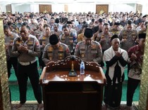 Ribuan Personel Polda Jatim Salat Gaib untuk Korban Banjir Aceh-Sumatera