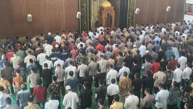 Ribuan Personel Polda Jatim Salat Gaib untuk Korban Bencana