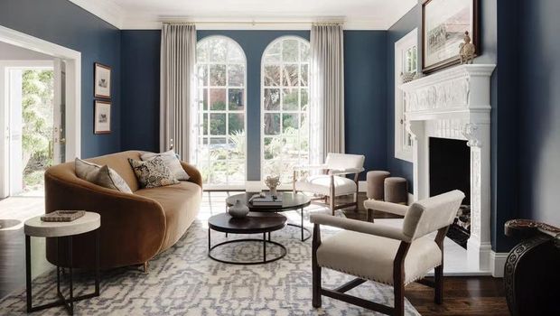 Ruang tamu dengan warna biru laut