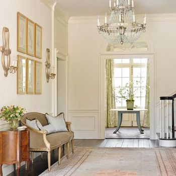 Ruang tamu dengan warna cat putih gading.