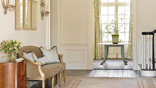 Ruang tamu dengan warna cat putih gading/Emily J. Followill via House Beautiful Ruang tamu dengan warna cat putih gading.