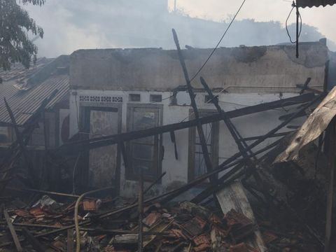 Rumah di Jalan Daan Mogot Pesing Jakbar dilanda kebakaran. Puluhan petugas damkar dikerahkan ke TKP. (dok Damkar DKI)