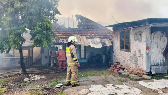 Rumah di Daan Mogot Pesing Jakbar Kebakaran, 13 Mobil Damkar ke TKP