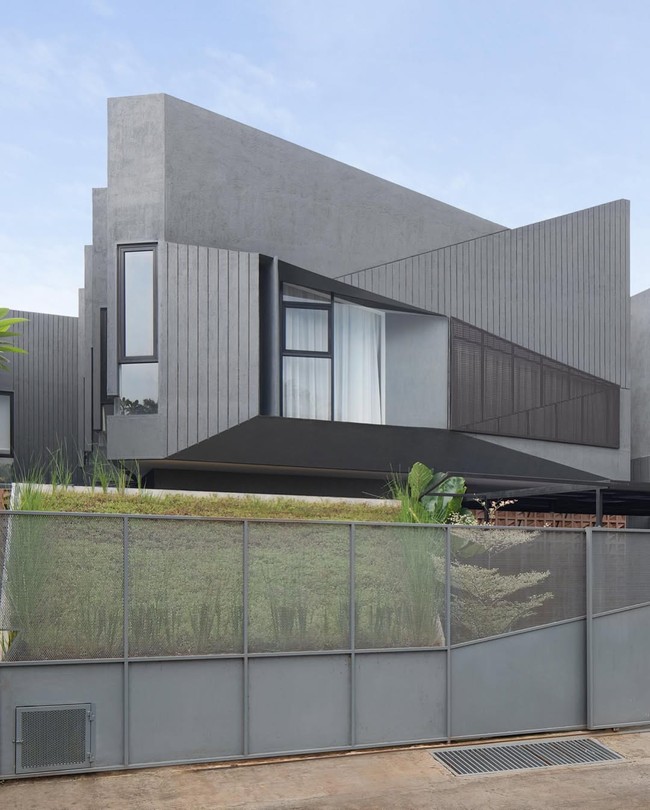 Aktris Intan Nuraini memilih desain modern minimalis untuk rumah yang didirikannya dengan bantuan arsitek ini. Tampak depan yang asimetris memberikan tampilan yang unik sekaligus berkarakter. (Foto: Instagram/@intan_nuraini23)