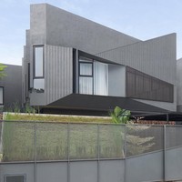 Aktris Intan Nuraini memilih desain modern minimalis untuk rumah yang didirikannya dengan bantuan arsitek ini. Tampak depan yang asimetris memberikan tampilan yang unik sekaligus berkarakter. (Foto: Instagram/@intan_nuraini23)