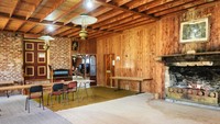 Rumah yang dibangun pada 1885 itu juga memiliki ruangan bersantai di lantai 1. Ruangan ini memiliki perapian yang besar, meja panjang, dan terhubung dengan garasi.Monte Cristo Homestead yang terkenal sebagai rumah paling angker di Australia itu kini tengah dijual di pasaran. Sayangnya, tak disebutkan secara spesifik berapa harga rumah tersebut. Foto: Dok. Ray White Australia
