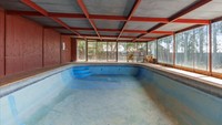 Rumah angker ini juga memiliki kolam renang indoor. Lokasinya berada di sisi samping rumah dan ditutupi dengan fasad kaca agar cahaya bisa masuk ke dalam saat siang. Foto: Dok. Ray White Australia