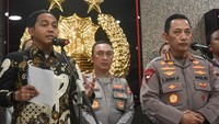 Menteri Kehutanan Raja Juli Antoni (kiri) bersama Kapolri Jenderal Pol Listyo Sigit Prabowo (kanan) memberikan keterangan usai pertemuan tertutup di Bareskrim Polri, Jakarta Selatan, Kamis (4/12/2025) malam. ANTARA FOTO/Fakhri Hermansyah  