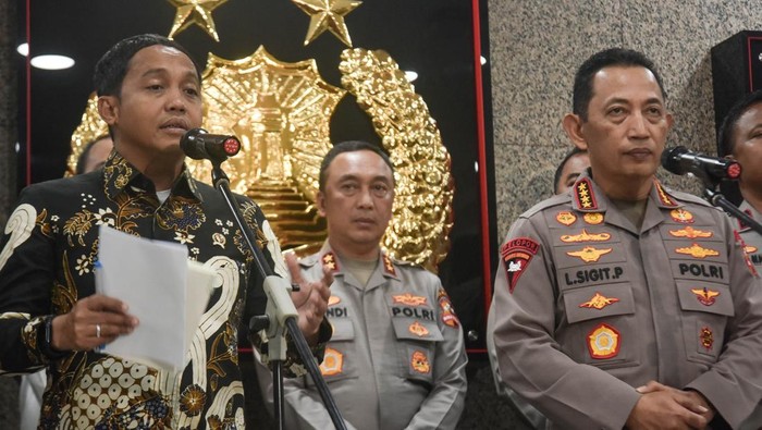 Menteri Kehutanan Raja Juli Antoni (kiri) bersama Kapolri Jenderal Pol Listyo Sigit Prabowo (kanan) memberikan keterangan usai pertemuan tertutup di Bareskrim Polri, Jakarta Selatan, Kamis (4/12/2025). Pada pertemuan tersebut Kementerian Kehutanan bersama Polri akan membentuk satuan tugas gabungan untuk menyelidiki temuan kayu gelondongan yang diduga dari pembalakan liar pascabanjir di Sumatera Barat, Sumatera Utara, dan Aceh  ANTARA FOTO/Fakhri Hermansyah/tom.