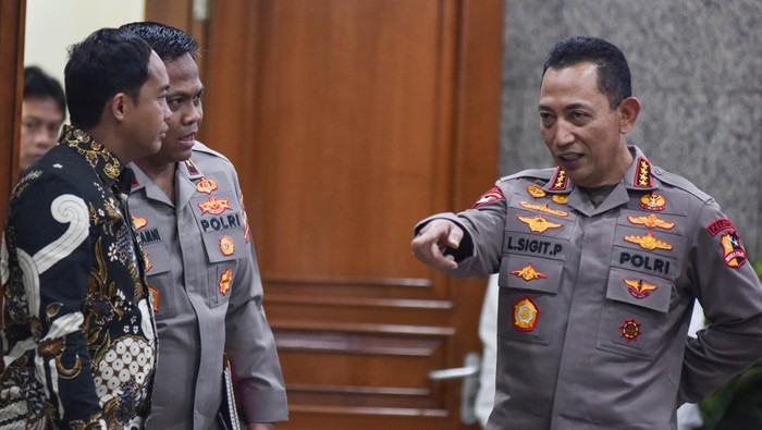 Menteri Kehutanan Raja Juli Antoni (kiri) bersama Kapolri Jenderal Pol Listyo Sigit Prabowo (kanan) memberikan keterangan usai pertemuan tertutup di Bareskrim Polri, Jakarta Selatan, Kamis (4/12/2025). Pada pertemuan tersebut Kementerian Kehutanan bersama Polri akan membentuk satuan tugas gabungan untuk menyelidiki temuan kayu gelondongan yang diduga dari pembalakan liar pascabanjir di Sumatera Barat, Sumatera Utara, dan Aceh ANTARA FOTO/Fakhri Hermansyah/tom.