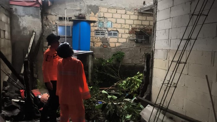 Tanggul di Sukaraja Bogor Jebol, 3 Rumah Rusak Diterjang Banjir