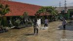Sekolah Terendam, Murid Marunda Menapaki Genangan untuk Pulang