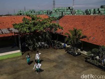 Sekolah Terendam, Murid Marunda Menapaki Genangan untuk Pulang