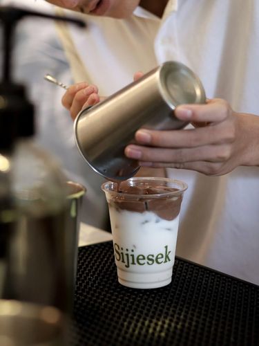 Sijiesek salah satu cafe terbaru di Surabaya Sijiesek salah satu cafe terbaru di Surabaya