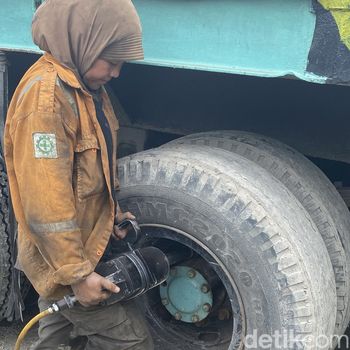 Siti Aisyah perempuan tukang tambal ban di Kalianak Surabaya