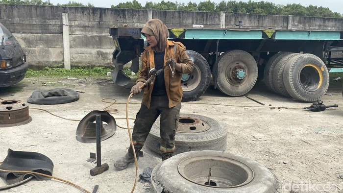 Cerita Siti Aisyah Perempuan Tukang Tambal Ban Truk yang Viral di TikTok