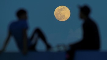 Penampakan Supermoon tahun ini di Panama, dikenal warga setempat sebagai Cold Moon. Supermoon terjadi ketika Bulan purnama berada di titik terdekatnya dengan Bumi, sehingga tampak lebih besar dan lebih terang di langit malam. REUTERS/Enea Lebrun