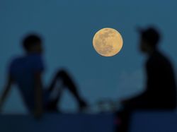 Supermoon Terakhir 2025 Warnai Langit Dunia