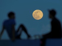 Di Bawah Langit yang Sama, Apakah Bulan Tampak Sama di Semua Tempat?
