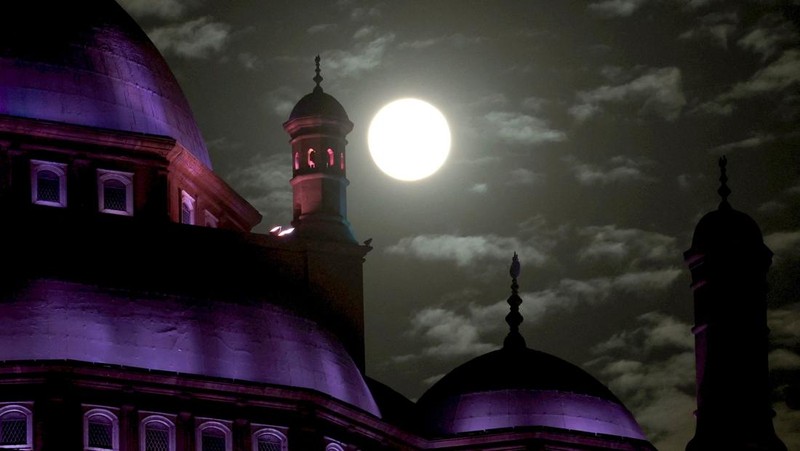 The Cold Moon, the last supermoon of 2025, lights up the sky behind the the Saladin Citadel, in Cairo, Egypt, December 4, 2025. REUTERS/Mohamed Abd El Ghany