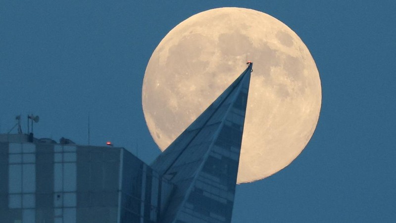 The Cold Moon, the last supermoon of 2025, lights up the sky in Warsaw, Poland, December 4, 2025. REUTERS/Kacper Pempel