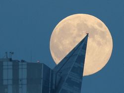 Supermoon Terakhir 2025 Warnai Langit Dunia