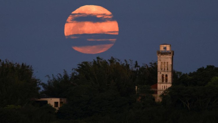 The Cold Moon, the last supermoon of 2025, lights up the night sky in Porto Alegre, Brazil, December 4, 2025. REUTERS/Diego Vara     TPX IMAGES OF THE DAY