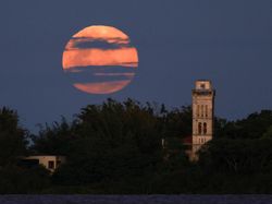 Supermoon Terakhir 2025 Warnai Langit Dunia