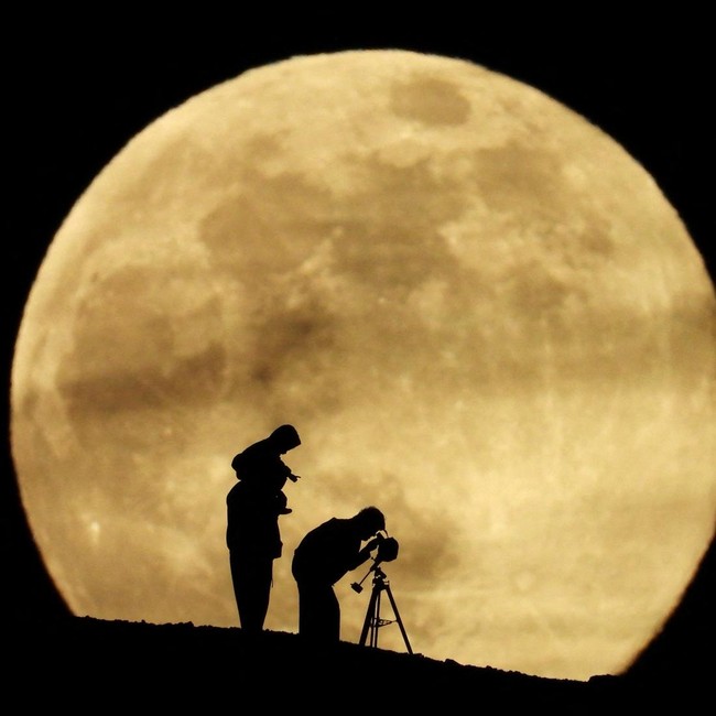 Supermoon Terakhir 2025 Warnai Langit Dunia